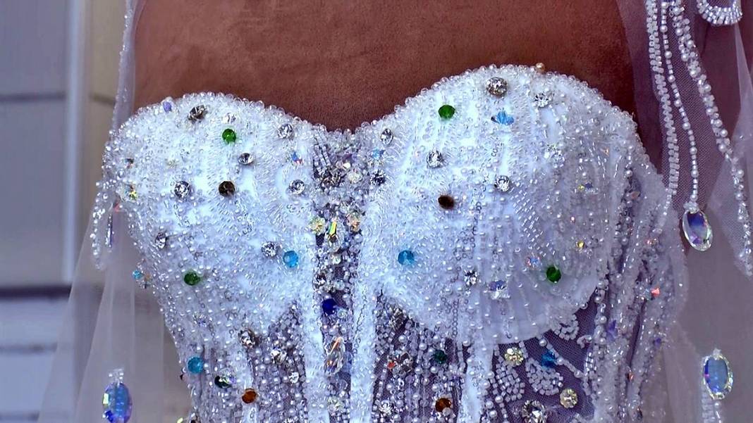 Bu gelinliğin fiyatını duyanların ağzı beş karış açık kalıyor! 30 kilogram ağırlığında, 8 ayda dikildi 4